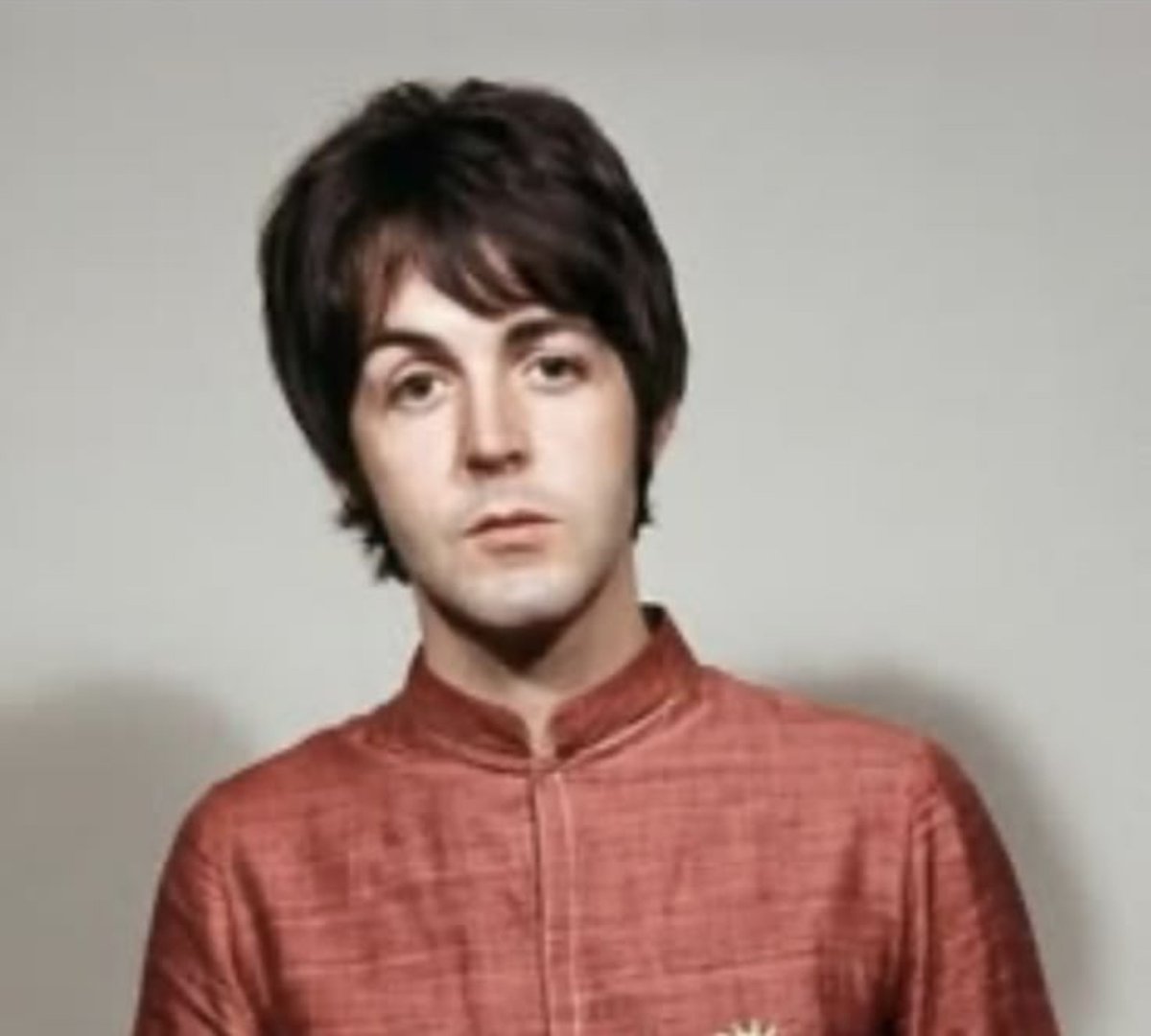 cloudnineby's tweet photo. What you do if I stare at you like this?

#thebeatles #beatlestwt #paulmccartney https://t.co/c3zbOw4eWp