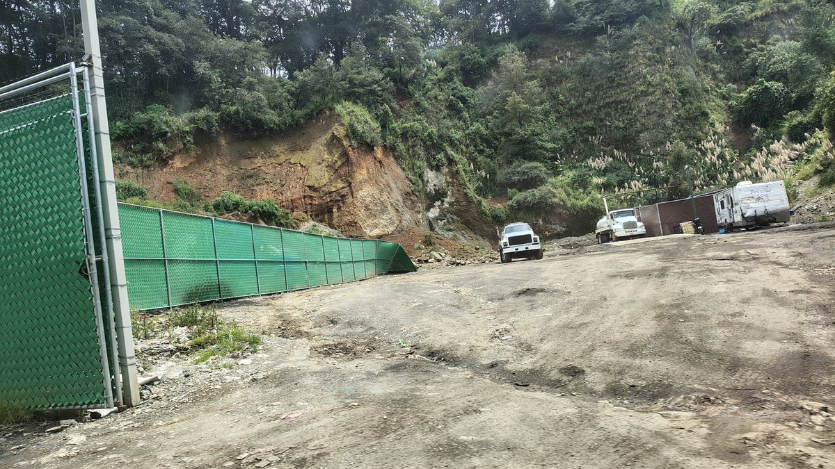 Huitzquillocan2's tweet photo. El basurero a cielo abierto de Enrique Vargas del Villar tiene al lado un pozo de agua potable. 
E igual que con la tala ilegal, las autoridades estatales y federales no hacen nada para proteger la salud de los ciudadanos de Huixquilucan.
@SEMARNAT_mx @conagua_mx @delfinagomeza https://t.co/HSjMZH4YSD