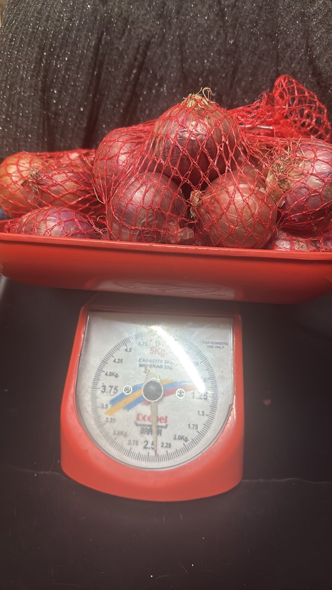shaikhsana21's tweet photo. Zepto is a big time fraud . I have ordered onion 5 kgs from Zepto and  2.5 kgs from Zepto. They just give half the qty and if we complain they don’t acknowledged. This is the 5 th time.@aadit_palicha @ZeptoNow @zeptocares @v0hra shame u corporate frauds. @Tukaram_IndIAS only hope https://t.co/zWYkTrTJGZ