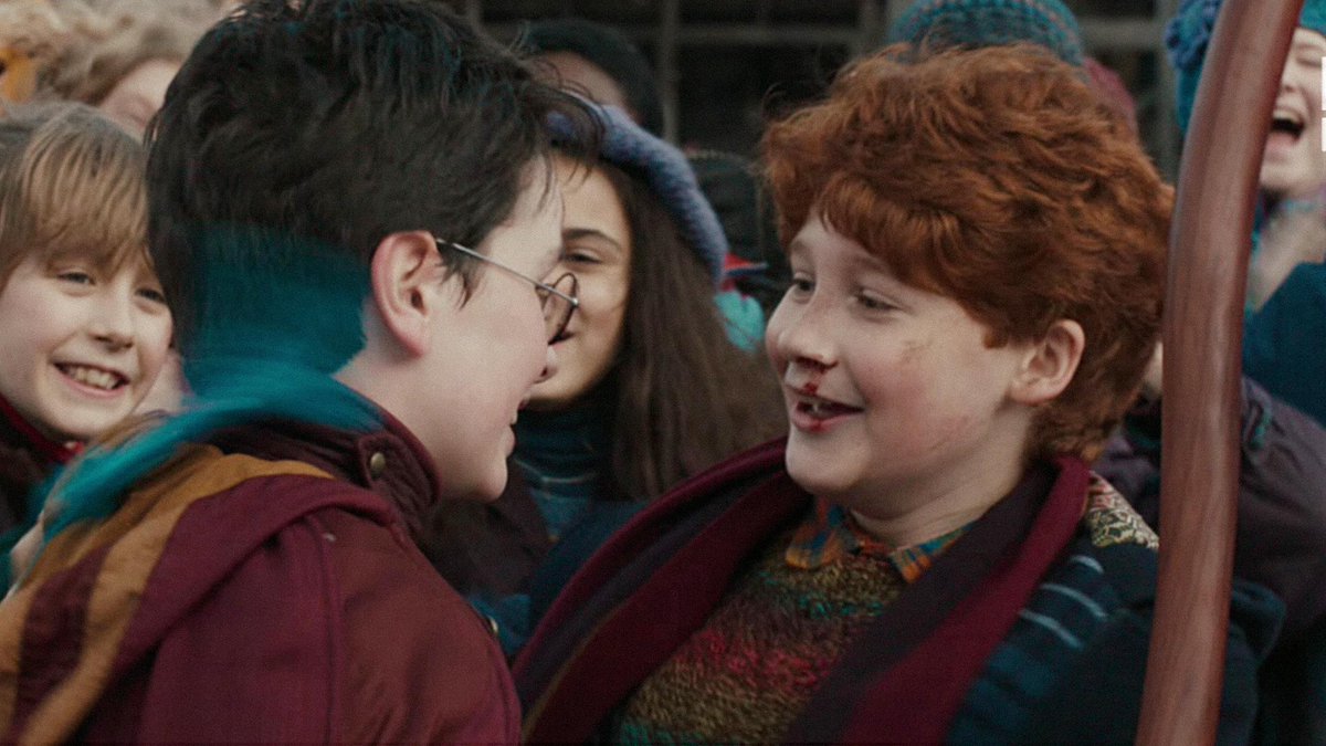 RonyAcervo's tweet photo. Pra quem não leu o livro: Rony briga com o Draco durante o quadribol entre Grifinória e Lufa-Lufa, por isso o nariz tá sangrando.

Diferente do filme, a série vai mostrar q o Rony não é só um alívio cômico e medroso, vai mostrar um Rony q defende seus amigos e não leva desaforo! https://t.co/w2KbaVZSv8