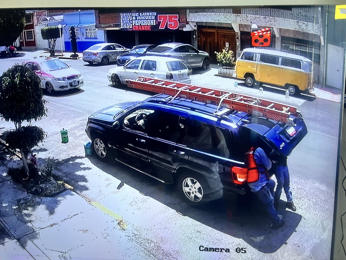 adripetitte's tweet photo. @CFEmx @Claudiashein Ahora ya no usan uniformes ni camionetas de @CFEmx ? Xq estas personas dicen ser de CFE y que van a dar mantenimiento https://t.co/lyYkXZibe0