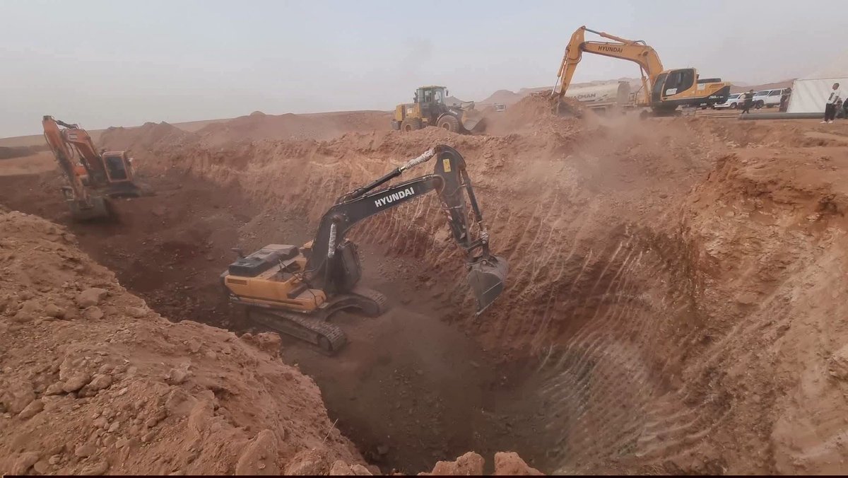 DzairMediaa's tweet photo. 🇩🇿🤲🏼| 🚨Une importante opération de sauvetage serait actuellement menée en Algérie pour retrouver Ayoub, un enfant de 10 ans tombé dans un forage estimé à près de 80 mètres de profondeur et seulement 40 centimètres de diamètre.

En raison de l’étroitesse du passage et du risque d’effondrement, les secours auraient adopté une méthode particulièrement délicate : creuser une tranchée parallèle afin d’atteindre l’enfant en toute sécurité.

Toutes nos pensées accompagnent Ayoub, sa famille et les sauveteurs engagés dans cette opération. 🇩🇿