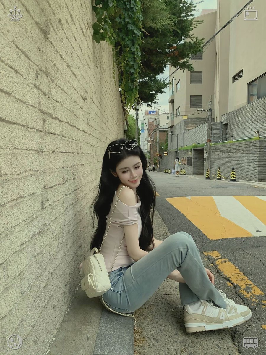 chanpi81212's tweet photo. Standing in that spot, a gentle wind brushed past her, and a smile spread across her face as she sensed Clara and Eliza's presence—they were listening, returning her smile, thankful for the care and warmth she had offered them, and appreciative of the fresh moments unfolding in https://t.co/RoAb6O98tx