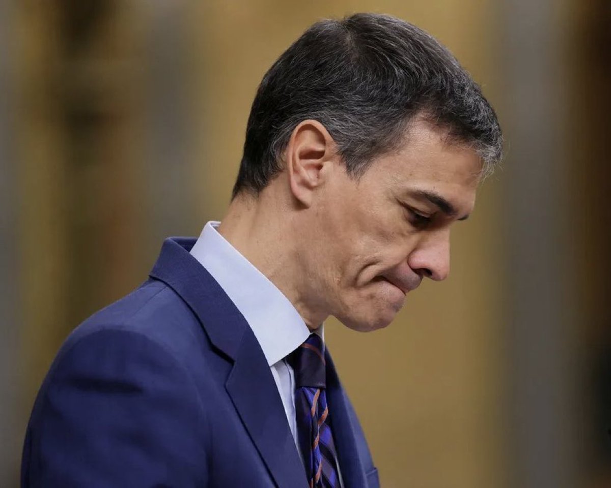 springfield1952's tweet photo. Twee dagen geleden had de extreemlinkse Spaanse premier Pedro Sánchez elke verantwoordelijkheid van de Marokkaanse autoriteiten bij de toestroom van migranten naar Ceuta uitgesloten, en Israël in de plaats daarvan de schuld gegeven.

Vandaag spreekt een inlichtingenrapport van de Spaanse politie hem tegen door te stellen dat Marokkaanse officieren en leden van de veiligheidsdiensten actief de massale aankomst van meer dan 70.000 migranten in de Spaanse enclave Ceuta hebben begeleid en geleid.

Naast zijn haat en zijn pathologische obsessie met Israël is Pedro Sánchez echt een clown. Met dit verschil dat hij niemand aan het lachen maakt.

Lang leve het moment dat het Spaanse volk hem bij de verkiezingen van 2027 wegstemt!