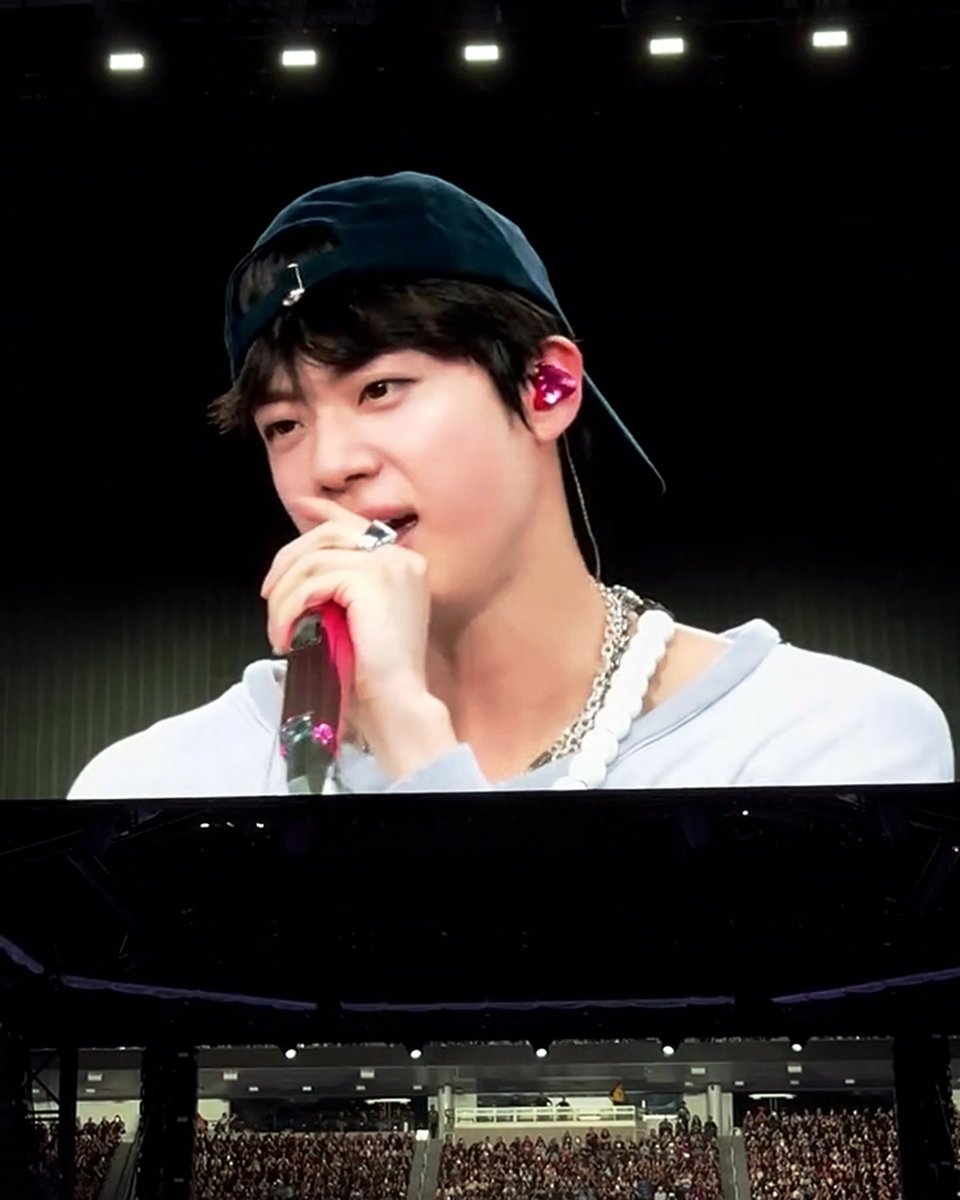 jinslookbook's tweet photo. he looked a lil too good with this cap on https://t.co/FJmrifg5kJ
