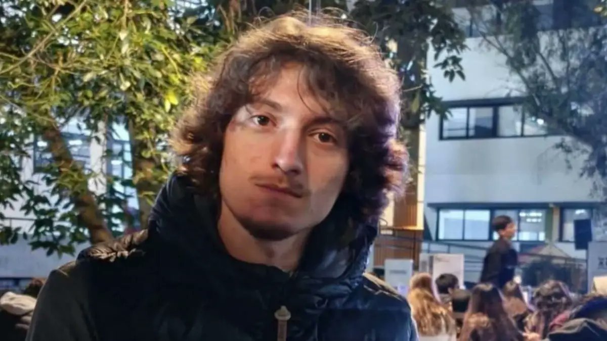 JuaniAyoroaOK's tweet photo. AHORA⚠️> A Mariano todavía NO lo encontraron! Fue viste en la ciudad de #Cordoba pero todavía no dieron con su paradero. Sigan difundiendo su foto así llegamos a mucha más gente. 
> Su último lugar conocido es en una casa de Sushi en #CarlosPaz dónde dejo un cv. 
#Argentina #LaPlata #Berazategui
