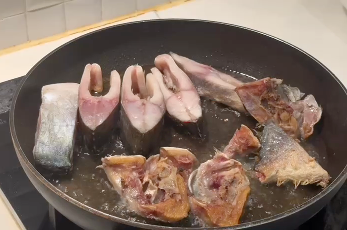 GenQuimba's tweet photo. Cooking some comforting Filipino fish soup! 🐟 🍲 Ingredients: fresh fish, ginger, onion, tomato, okra, and alugbati (Malabar spinach). Simple and delicious! 😋
#FilipinoFood #FishSoup #Alugbati #HomeCooking
#FilipinoRecipe #Foodie #HKPinay #HealthyEating https://t.co/PWhpeXYAYm