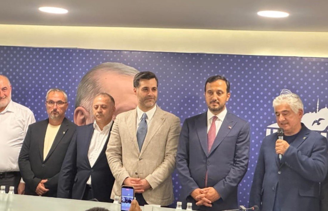 muratagirel's tweet photo. Sandığa, seçime, seçmenin iradesine ne gerek var?

Üsküdar Belediye Meclisi’nin CHP’li üyeleri Ahmet Başbaydar, Ayhan Aydın, Hüseyin Kazan ve Tahsin Usta, partilerinden istifa ederek AK Parti’ye katıldı.

Üsküdar’da başkan vekilliği seçimine iki gün kala Meclis’teki siyasi denge değişti.

Bir başka gelişme de Adana Yüreğir’de yaşandı.

Görevden uzaklaştırılan Yüreğir Belediye Başkanı Ali Demirçalı’nın yerine yapılan başkan vekilliği seçiminde CHP’li Cafer Boyraz seçildi.

AK Parti itiraz etti. Seçim yenilendi.Meclis yeniden sandığa gitti.Cafer Boyraz ikinci kez seçildi.AK Parti yeniden yargıya başvurdu.

Sonuç?

Mahkeme kararıyla başkan vekilliği bu kez AK Parti’nin adayı Tarık Özünal’a geçti. 

Yani Yüreğir’de Meclis iki kez sandığa gitti, iki kez CHP’nin adayı kazandı; sonunda başkan vekilliği AK Parti’ye geçti.

Vallahi belediye seçimleri yapılmasın artık.

İktidar partisi kimse belediyeleri de o yönetsin.