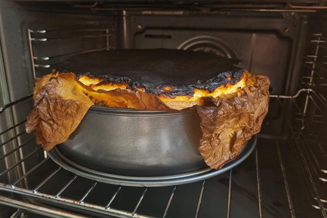 ThalinaNyx's tweet photo. So sieht mein Kuchen durch die hybride Kriegsführung Russlands nun aus. Der Thermostat des Ofens wurde durch den russischen Geheimdienst im direkten Auftrag von Putin sabotiert. https://t.co/8inI49PnG7