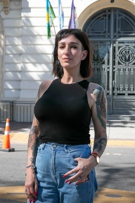 clarincom's tweet photo. LEILA GIANNI: “EL PROYECTO DE MILEI SE DESVIRTUÓ CUANDO SE DEJÓ DE PENSAR A LOS ARGENTINOS COMO PERSONAS Y SE COMENZÓ A PENSAR EN NÚMEROS”

Al día siguiente de anunciar su salida de La Libertad Avanza por fuertes diferencias con Sebastián Pareja, la concejal de La Matanza afirmó que sigue apoyando "el proyecto original" del presidente Javier Milei.

La ruptura con La Libertad Avanza

“Se dejó de pensar a los argentinos como personas y se comenzó a pensar a los argentinos en números, en estadísticas”.

“Cuando cualquier gestión de gobierno se aleja de la gente y deja de escuchar lo que le está diciendo la gente, el laburante, el estudiante, el comerciante, estás en un problema”.

“Si uno no escucha a quien te eligió, estás en un problema y podés comenzar a errarla".

Las críticas a Pareja

“El desastre que están haciendo los dirigentes políticos de la Libertad Avanza en La Matanza, con Sebastián Pareja a la cabeza. Sinceramente, nunca desde la Libertad Avanza que responde a Pareja se conformó una oposición a Espinoza”.

“Procuran únicamente agarrar los cargos, ir haciendo sus tonguitos. Me han contado militantes que les pedían dinero de lo que cobraban en sus cargos, ANSES, PAMI”.

“Yo soy la verdadera oposición en La Matanza. No me voy de la batalla, me voy de un espacio político que dejó de representar aquello por lo que yo alguna vez decidí luchar”.

Su vínculo con Milei y el futuro

“Que se le transmita al Presidente la realidad que se está viviendo, en mi caso en La Matanza, en la provincia de Buenos Aires, que le hagan llegar la voz del pueblo, que hace mucho tiempo no se la están haciendo llegar”.

“Le mandé un mensaje ayer para comentarle la decisión que he tomado, pero nada más”.

“Estoy en un momento de análisis. Lo que sí te puedo decir es que a mí lo que me hace seguir en esta batalla son las fuerzas que vienen del pueblo, la fuerza de los vecinos de La Matanza”.

(+) en Clarín: https://t.co/k3v0XTOdjV