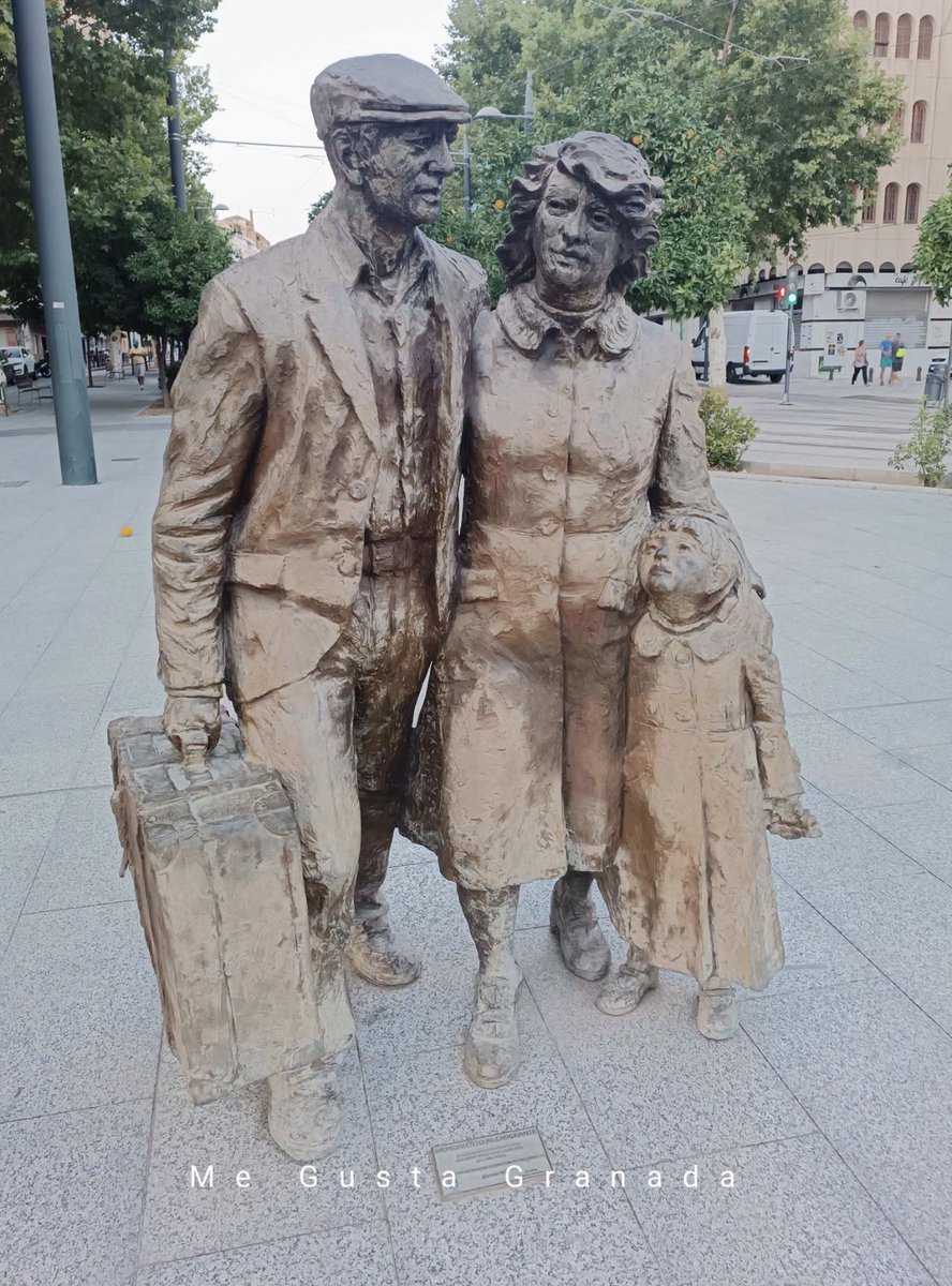 AGERGRANADA's tweet photo. Monumento homenaje a los emigrantes frente a la estación de Renfe #megustagranada https://t.co/76Dvu3AdWE