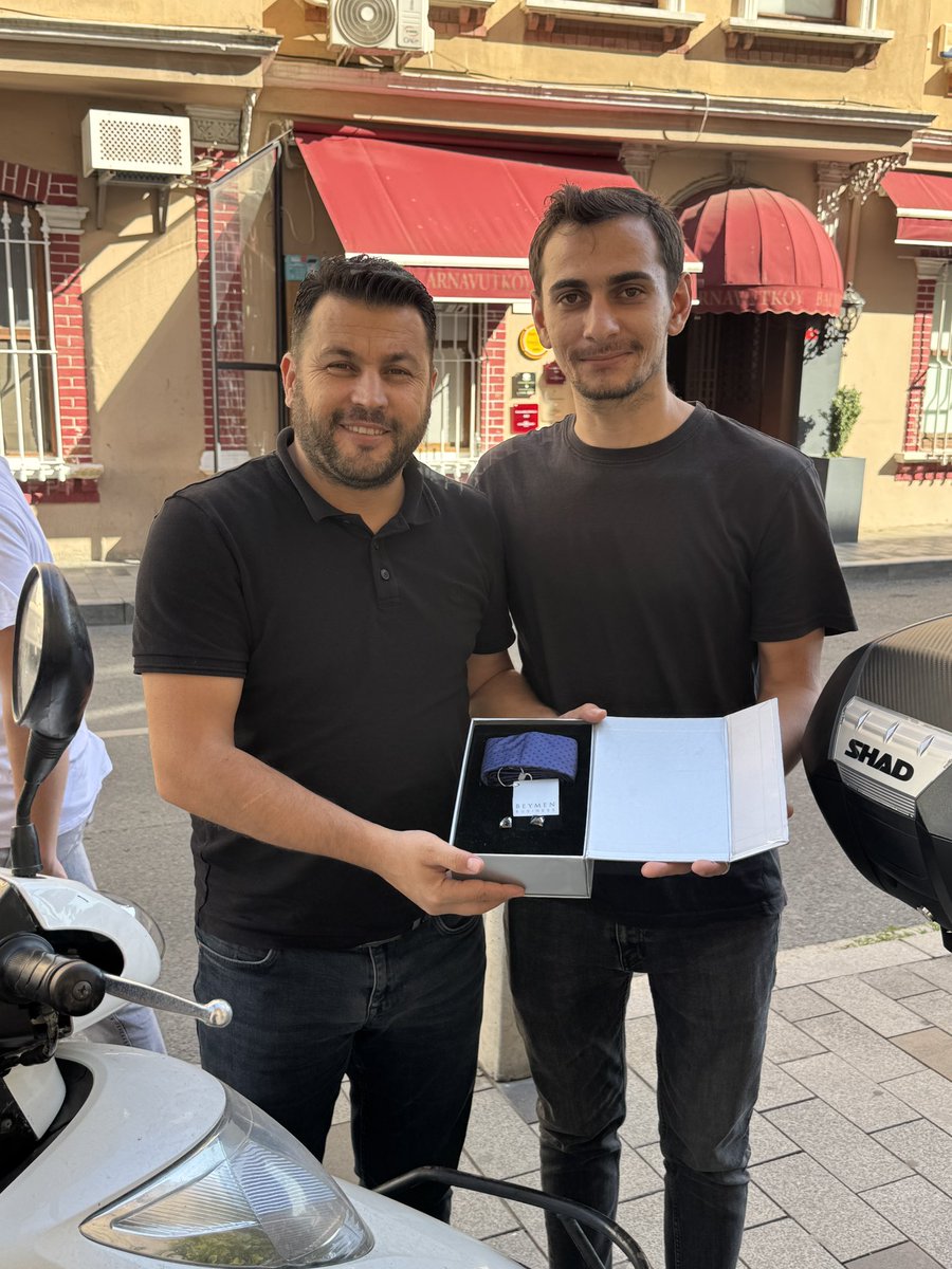 Cami_04Akkaya's tweet photo. Doğum günüm için ekibimden , kardeşlerim Gökhan ve Ramazan'dan çok zarif iki hediye aldım; biri tesbih, biri kravat.
Biri zikri, sabrı ve duayı hatırlatıyor, diğeri duruşu ve emeği...
Düşünceniz, inceliğiniz için çok teşekkür ederim. Hediyeden öte, kardeşliğiniz en büyük hediye. İyi ki varsınız! 🇹🇷🇹🇷