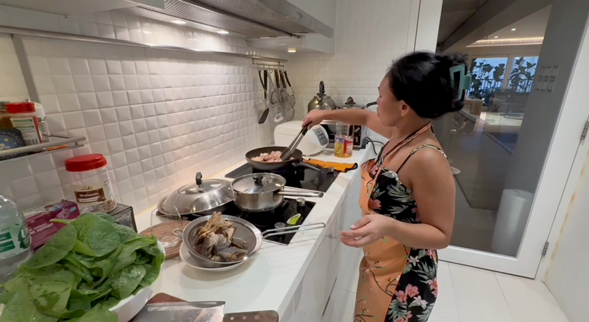 GenQuimba's tweet photo. Cooking some comforting Filipino fish soup! 🐟 🍲 Ingredients: fresh fish, ginger, onion, tomato, okra, and alugbati (Malabar spinach). Simple and delicious! 😋
#FilipinoFood #FishSoup #Alugbati #HomeCooking
#FilipinoRecipe #Foodie #HKPinay #HealthyEating https://t.co/PWhpeXYAYm