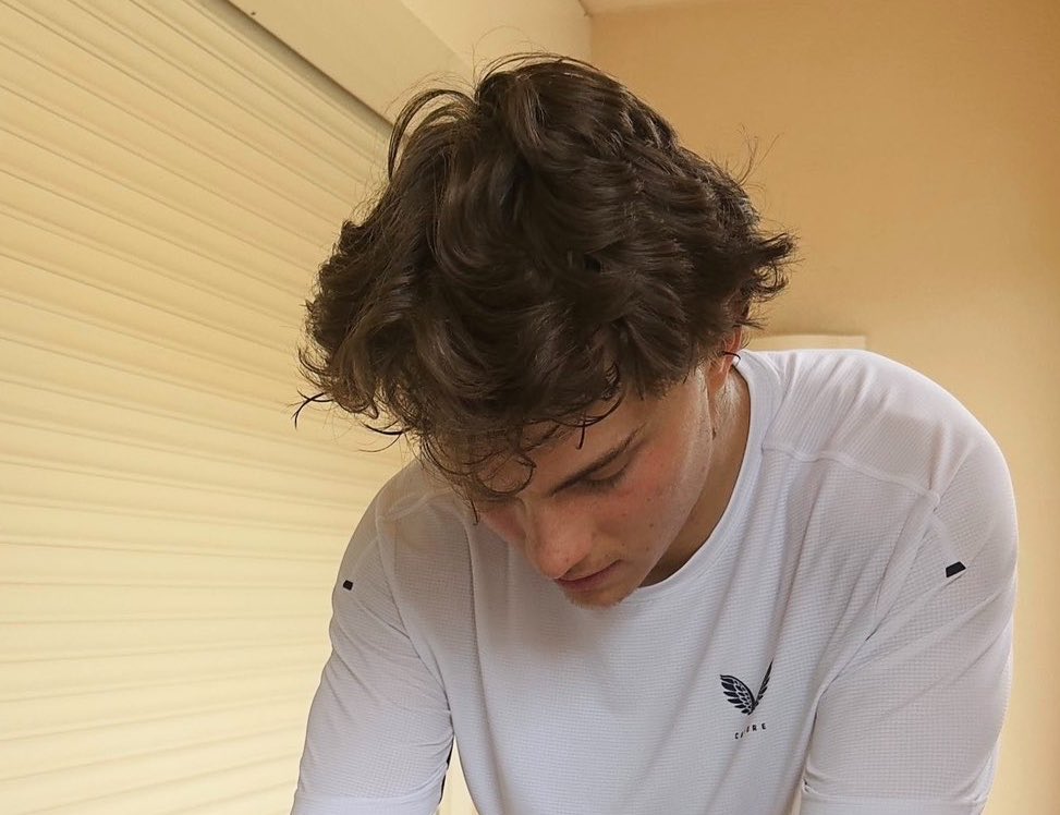 oscarists's tweet photo. when his hair does this thing and the world becomes a better place and the sun shines brighter than ever https://t.co/IBf9uyD9Zp