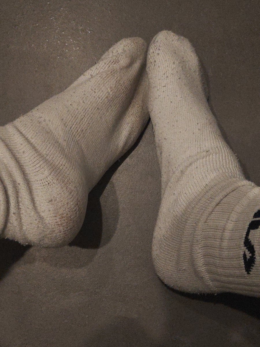 05_master_'s tweet photo. Który uległy grzecznie wyskakuje z pieniędzy żeby podziwiać śmierdzące stopy pana 

#slave #findom #master #polishmaster #socks #feet #cwel #pancwela https://t.co/0sV3e0grom