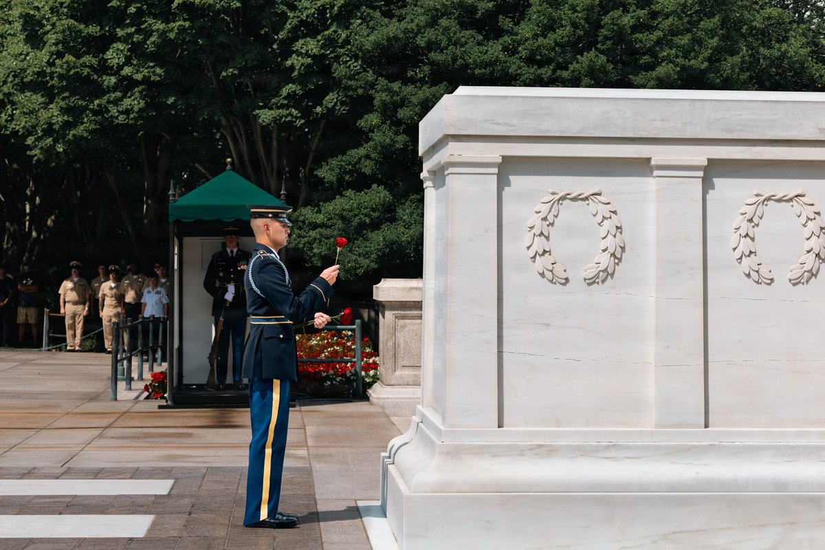 “Through the years of diligence and praise
and the discomfort of the elements,
I will walk my tour in humble reverence
to the best of my ability.” - from the Tomb of the Unknown Soldier Sentinel’s Creed

U.S. Army Staff Sgt. Isaiah Jasso-Campagna, a Soldier in 3d U.S. Infantry https://t.co/hV6XCb8FTq