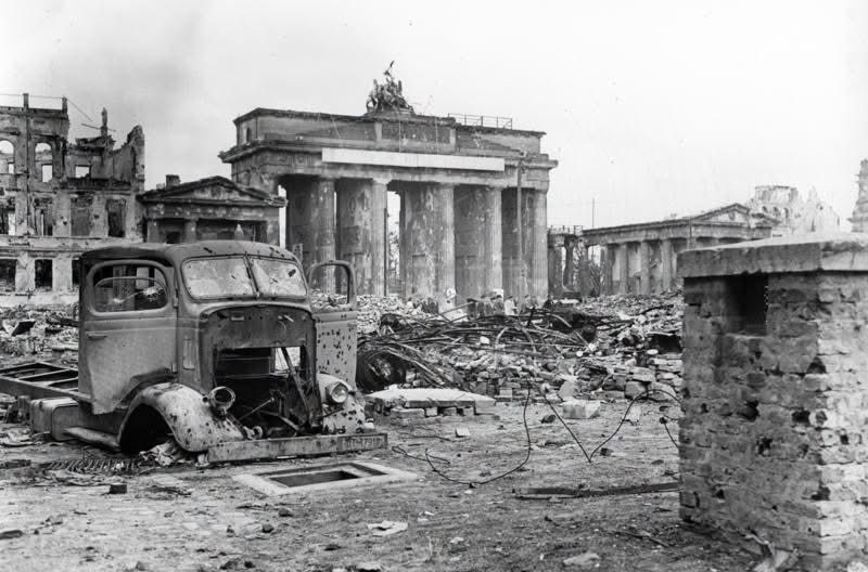 slowberlin's tweet photo. Read the full review of this incredible book by Tam Eastley on our website—it's unpaywalled for the rest of the month. 

https://t.co/llWLu0kXYa https://t.co/gDuZOaIHen