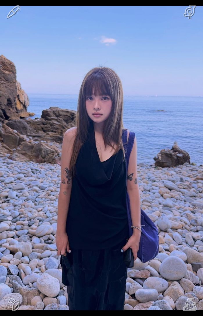 allan_peruggia's tweet photo. A handy little shoulder bag. The following morning, Clara rises with renewed energy, ready to embrace the day, hoping she might cross paths with Elias once more, and keen to linger longer among the bookstore's shelves. https://t.co/DvWclkkCmL