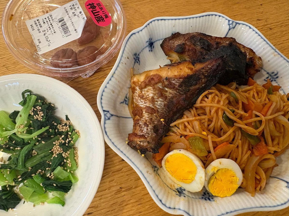 girlystandard's tweet photo. 今日のお弁当🍱

鯛の酒粕焼きと、なぜかスパゲッティナポリタンが食べたくなり‥🍝

昨晩のワタリガニオムライスを食べて、オムライスは結局ケチャップよなあという着地点がここに出たと見た😂

グルテンフリーパスタと、お肉なし

今夜は友人と焼き鳥なので、気分を高めたくできるだけ遠いチョイス笑 https://t.co/b7Nvt3ezbq