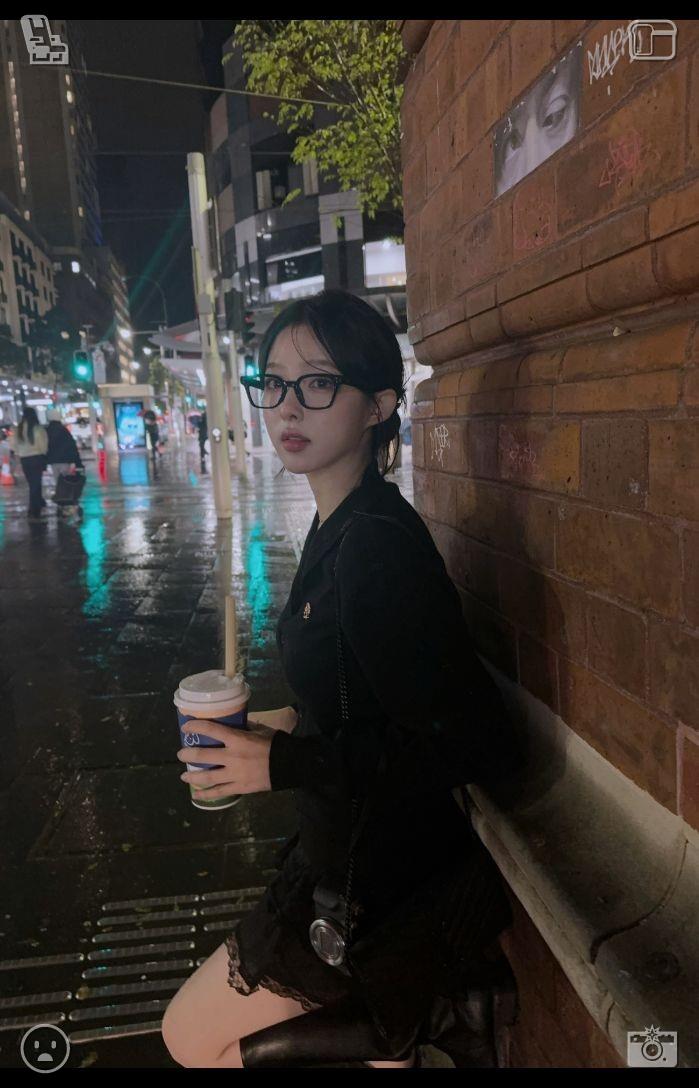 n_young_joo's tweet photo. Every courageous heart's honest decision draws you closer to true, enduring joy—set aside doubt and take gentle, consistent strides toward the fulfilling life you genuinely aspire to embrace. 🦭 A stroll through autumn with my girlfriend, gathering fallen leaves. https://t.co/GsOtxK4oUR