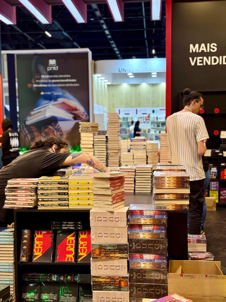 editoraaleph's tweet photo. SORTEIO 🛸 quer ingresso para a Bienal do Livro?  sortearemos três pessoas para ganharem 1 ingresso para o evento.

para participar, siga a @editoraaleph no X e dê RT neste tweet e no fixado até amanhã, 7h. resultado na sequência! https://t.co/hMAfiKH8Uz