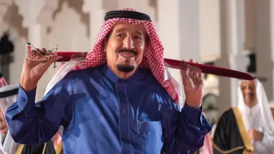 MicroXXB's tweet photo. وَمِنْ عَجَبٍ أَنَّ السُّيُوفَ لَدَيْهِمُ 

تَحِيضُ دِمَاءً وَالسُّيُوفُ ذُكُورُ

وَأَعْجَبُ مِنْ ذَا أَنَّهَا فِي أَكُفِّهِمْ 

تَأَجَّجُ نَارًا وَالْأَكُفُّ بُحُورُ https://t.co/Om6t025aEr