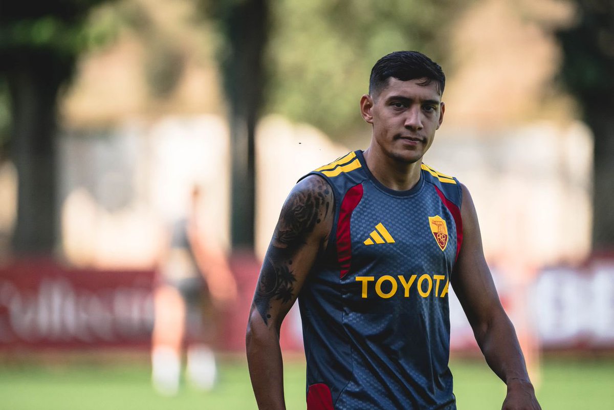RomaSpace_eu's tweet photo. 🟡🔴🗣️ Le parole di Gasperini su @Gazzetta_it:

"Molina viene da un Mondiale che lo ha prosciugato e da abitudini tattiche diverse, meno aggressive. Ma è quasi pronto. Giocherà spesso a sinistra, per sfruttare il gran destro quando rientra. Se a Parma non avessi cambiato fascia a Rensch, non saremmo in Champions". 

#RomaSpace | #ASRoma