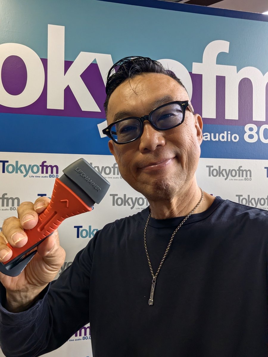 m_takanokura's tweet photo. おはようございます！金曜日です！
今日はお店から防災グッズとして秀逸なアイテムをたくさん持ってきました。たくさんあるから無駄話しないようにしないと🙂
この後8時40分頃からTOKYOFM生放送聴いてね！
#ワンモ https://t.co/FWqbCV0fWr