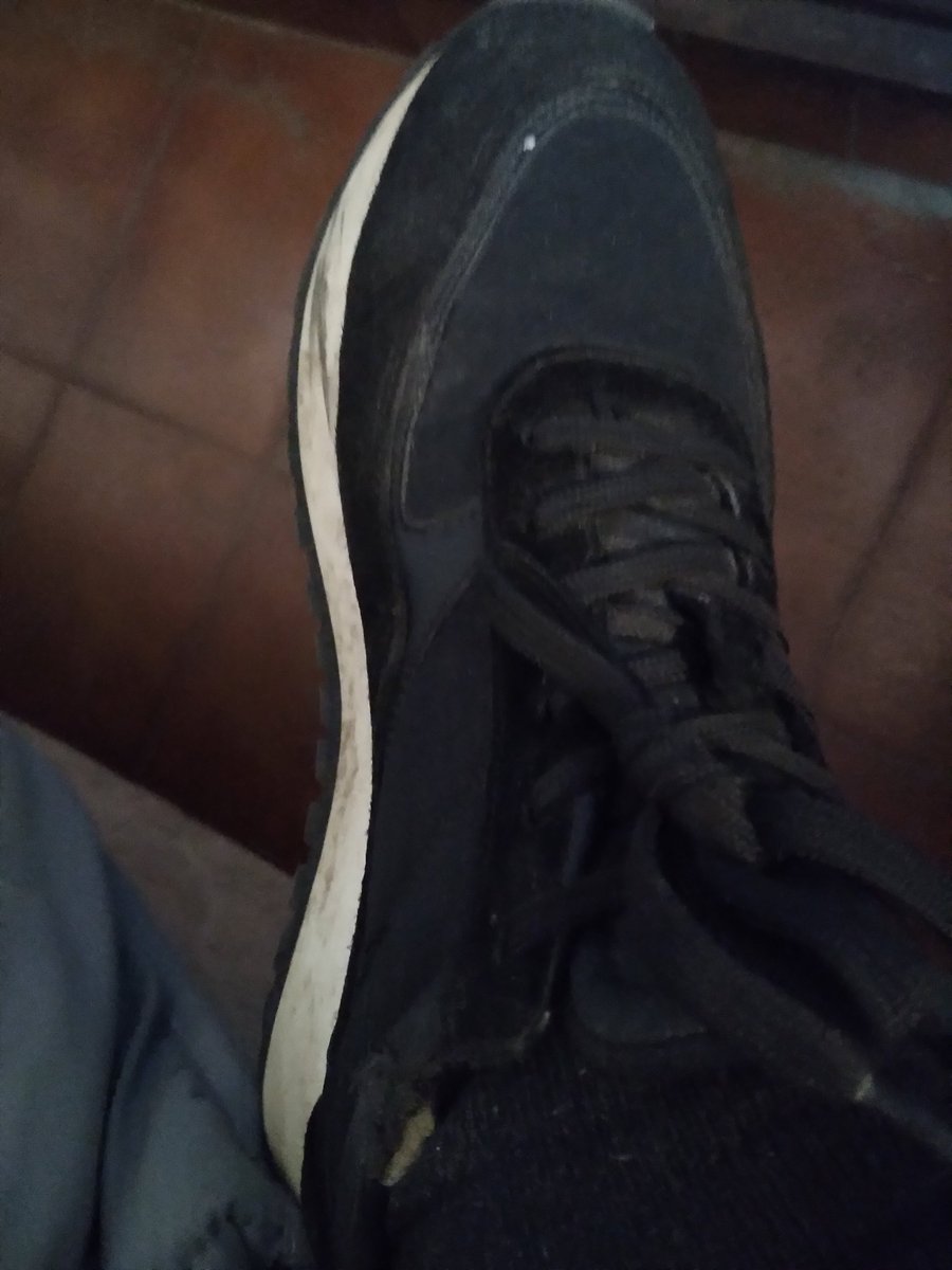 DuquesadeParma's tweet photo. @ZARA Ustedes tienen Q.A.? Me regalaron este modelo de sus zapatillas. El desgaste lateral es inadmisible ahí donde se ve lo blanco del borde izquierdo pero peor que nada el contrafuerte está deshecho y el talón hundido. Me cambia la pisada!! https://t.co/gEfnhMpkmT