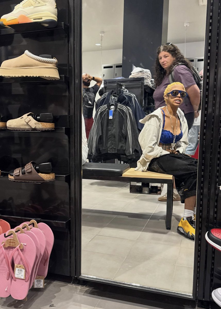 tankgirlosama's tweet photo. Montréal been treating me good despite me not having a home I think I might just stay in Canada I meet someone online dat make beats and he dead took me shopping son his beats actually tuffffffffff https://t.co/7cYnOrWSwR