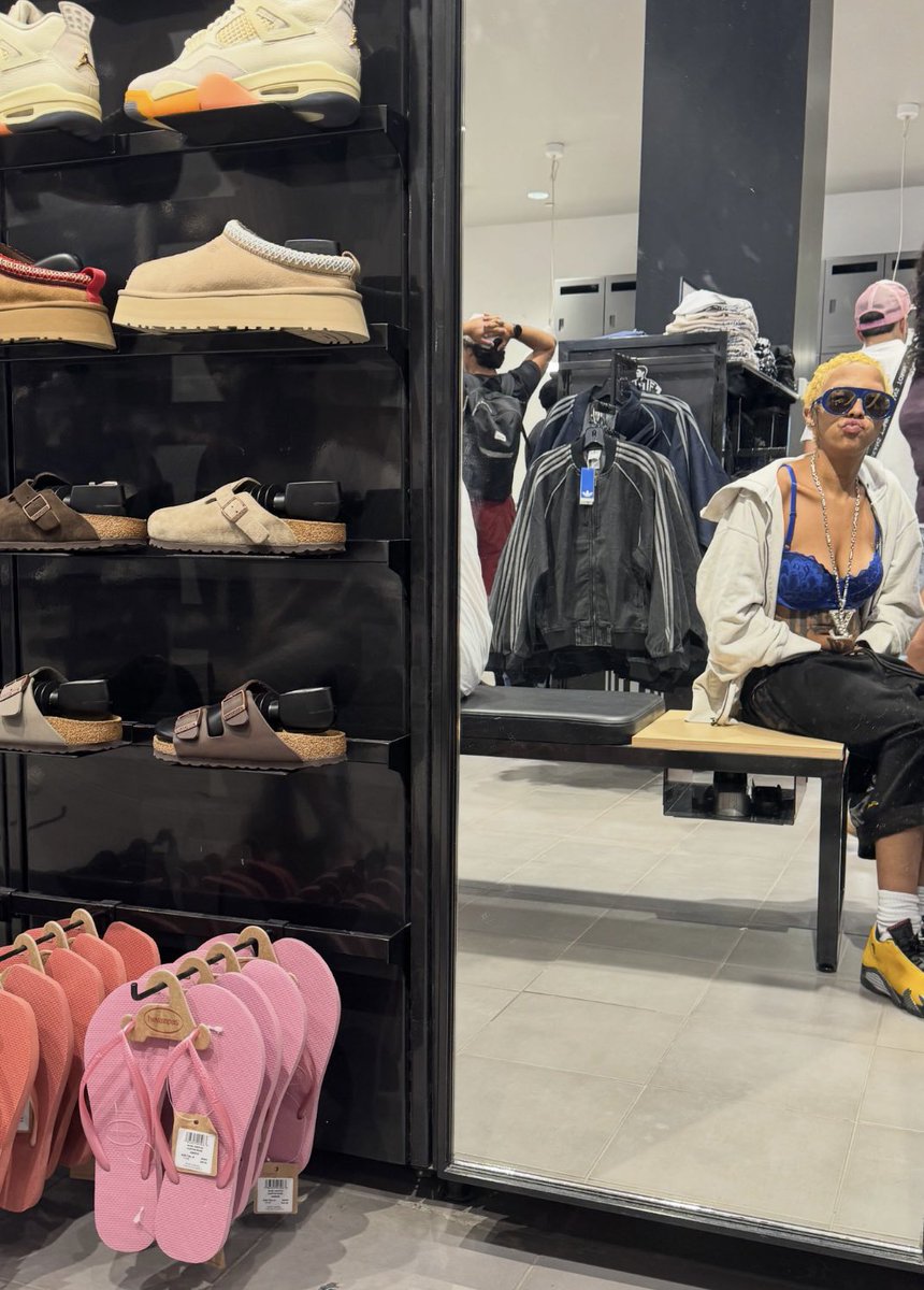 tankgirlosama's tweet photo. Montréal been treating me good despite me not having a home I think I might just stay in Canada I meet someone online dat make beats and he dead took me shopping son his beats actually tuffffffffff https://t.co/7cYnOrWSwR