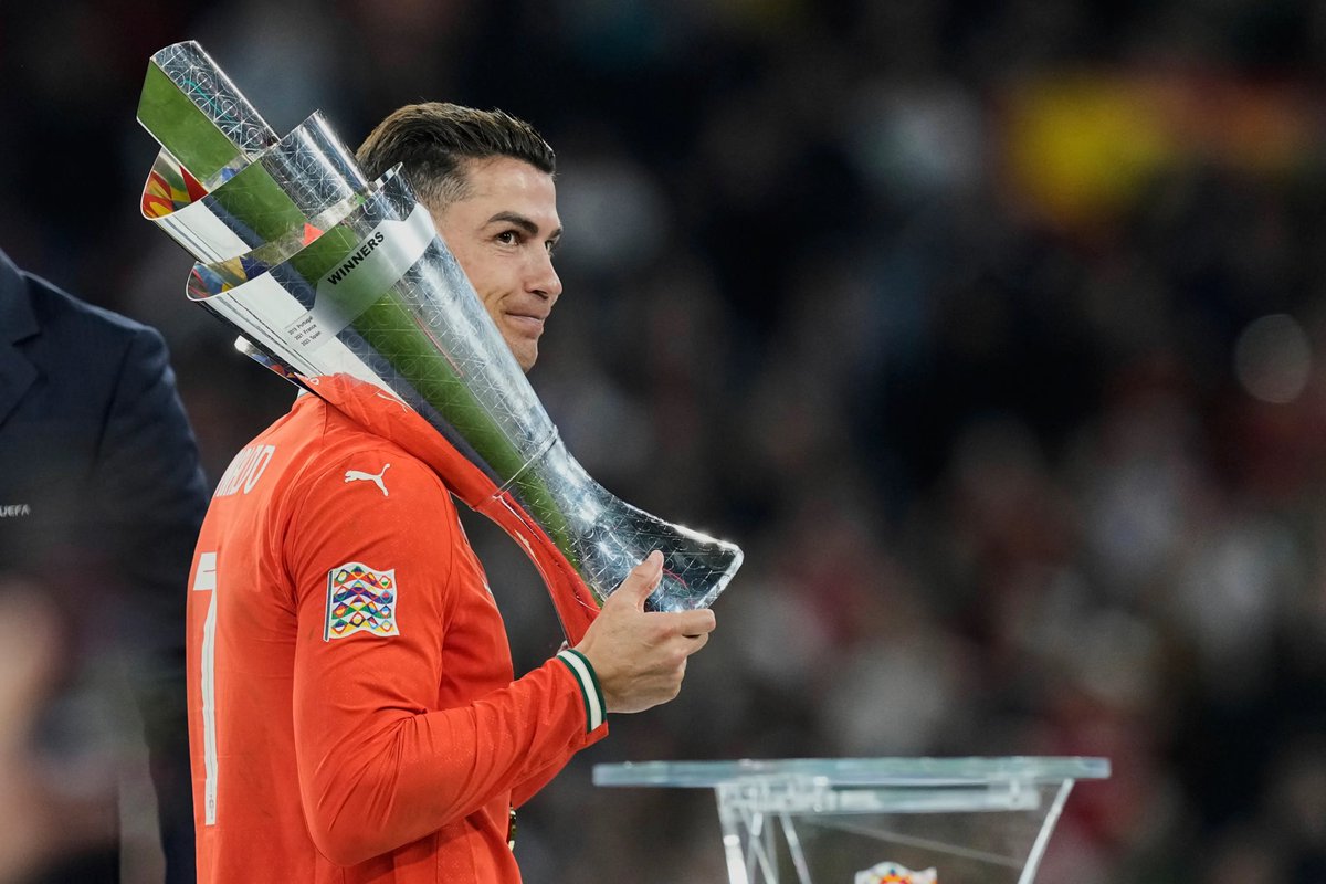 ActuCR7_'s tweet photo. 🚨 𝗟𝗘 𝗣𝗢𝗥𝗧𝗨𝗚𝗔𝗟 🇵🇹 𝗗𝗘𝗕𝗨𝗧𝗘𝗥𝗔 𝗟𝗔 𝗗𝗘𝗙𝗘𝗡𝗦𝗘 𝗗𝗘 𝗦𝗢𝗡 𝗧𝗜𝗧𝗥𝗘 𝗘𝗡 𝗟𝗜𝗚𝗨𝗘 𝗗𝗘𝗦 𝗡𝗔𝗧𝗜𝗢𝗡𝗦 𝗟𝗘 𝟮𝟰 𝗦𝗘𝗣𝗧𝗘𝗠𝗕𝗥𝗘 𝗙𝗔𝗖𝗘 𝗔𝗨 𝗣𝗔𝗬𝗦 𝗗𝗘 𝗚𝗔𝗟𝗟𝗘𝗦 🏴󠁧󠁢󠁷󠁬󠁳󠁿 ! 🏆

Cristiano Ronaldo peut décrocher un 4e trophée majeur avec sa sélection.😎 https://t.co/FCsK0yGyTI