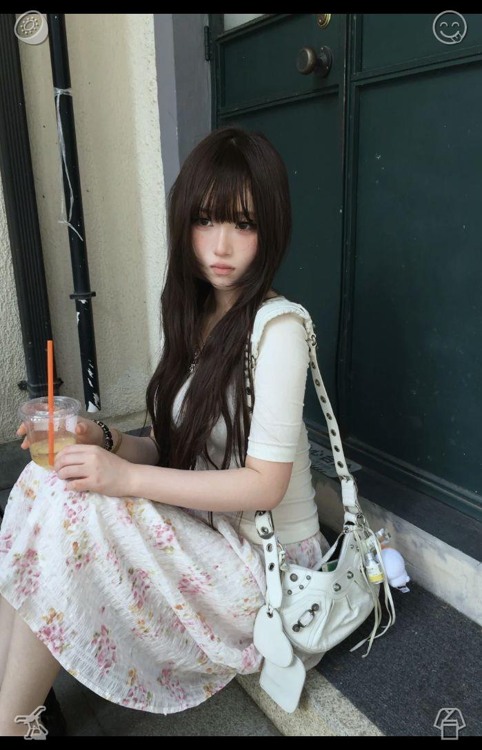 ten22__5's tweet photo. While they were waiting for their pizza to arrive, Lila took out her phone and began browsing Instagram, following along with the style influencers in her feed and jotting down fresh wardrobe inspiration. She shared a snapshot with Mia, showing a girl dressed in a corset top pai https://t.co/0wlw6XGXqR