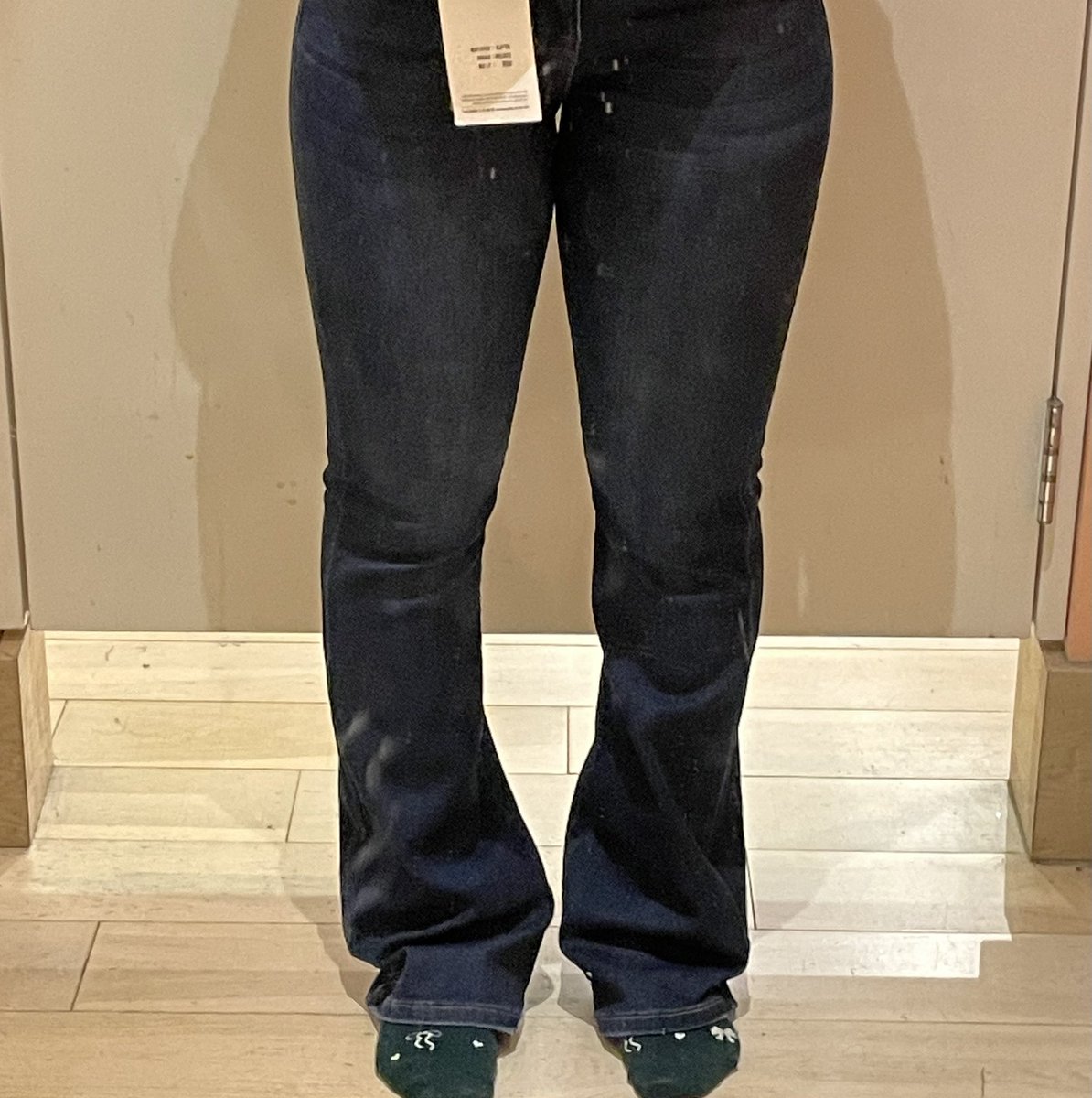 mystarwing's tweet photo. see how my thighs used to touch even though my feet weren't😭😭😭 EWEWEW!!! still have a way to go😇 https://t.co/fjD554AeNX