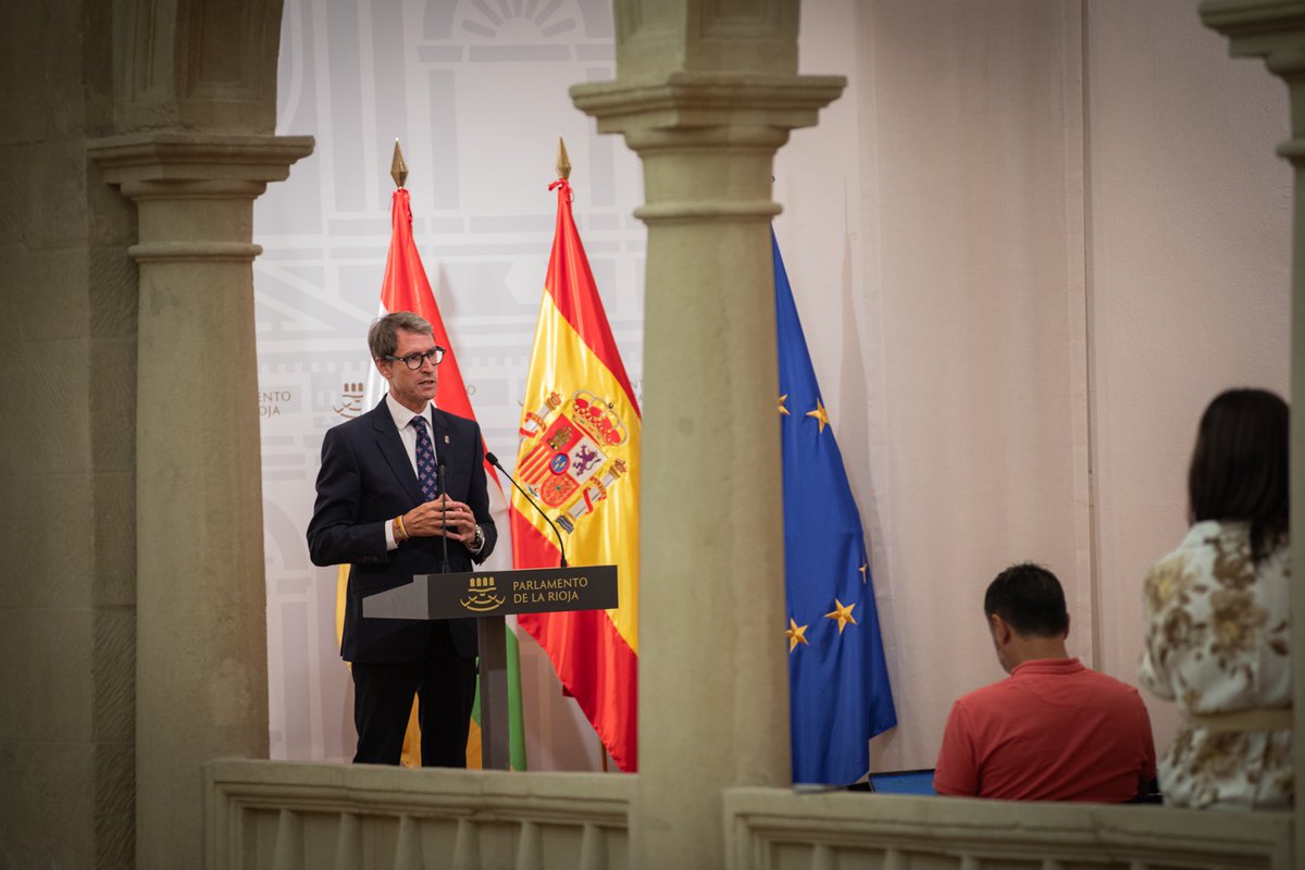 lariojaorg's tweet photo. 🗣️ @CapellanGonzalo reclamará formalmente al Estado que haga efectivo el compromiso del presidente Sánchez de cofinanciar la implantación de grados de Medicina en universidades públicas.

🖇️ https://t.co/v7WSN3t997 https://t.co/YYIkq0f3PA