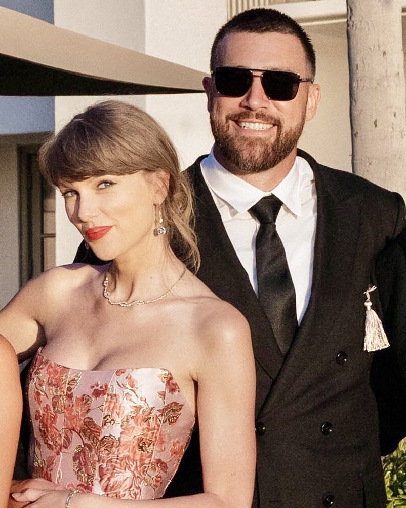updateswiftbr's tweet photo. FOFA! Uma fonte falou para a People sobre Wendy, nova cadela de Travis Kelce e Taylor Swift. 💛

“[Travis] adora a Wendy. Ele é a pessoa dela. Ela é muito apegada a ele, e ele a leva para todos os lugares que pode. A trata como uma filha”.

“Ele é completamente obcecado por ela. Ela quer participar de tudo e ir a todos os lugares com eles. Ela é incrivelmente doce e carinhosa.”