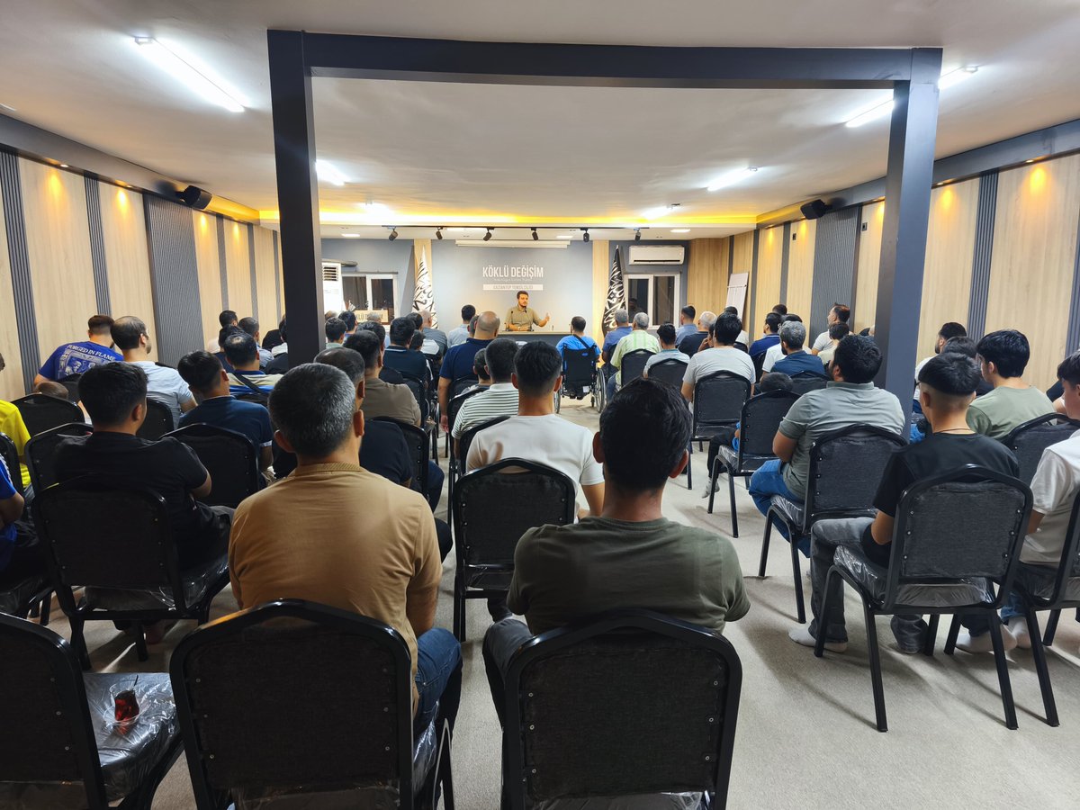 KokluDegisim27's tweet photo. Davetten İslam Devletine: Uyanış Sohbetleri kapsamında bu hafta Furkan ŞAHİN'in sunumu ile "Şeriatı Hayata Hakim Kılmak " Başlıklı programımızı gerçekleştirdik. 

Sunumda; İslam Şeriatının tüm insanlık için kurtuluş reçetesi olduğu, hayatımızı şer'i hükümler doğrultusunda; Allah azze ve cellenin emir-nehiyleri, Rasulü Muhammed aleyhisselam'ın uygulamaları ile birlikte ihya etmenin yolları, 
Beşeri ideoloji ve kanunların yeryüzüne ifsattan başka birşey sunmadığı, tüm dünyayı tekrardan islamın nuru ile aydınlatmak ve şeriatın topluma hakim olması için kitlesel bir mücadelenin gerekliliği konuşuldu.