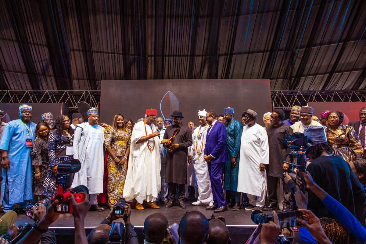 fkeyamo's tweet photo. Earlier today, I had the distinct honour of receiving the “Minister of the Decade” Award at the Daily Times Centenary Celebration. It was part of the activities planned to mark 100 years of the Daily Times group in Nigeria. 

The award plaque was presented to me by His Majesty, Igwe Nnaemeka Alfred Achebe, the Obi of Onitsha. He was supported on stage by the Ooni of Ife, Oba Adeyeye Enitan Ogunwusi, Ọjájá II, CFR and former President of the African Development Bank, Dr. Akinwumi Adesina, CON

The Permanent Secretary in the Ministry of Aviation and all the heads of the Aviation Agencies attended the event and accompanied me to receive the award.
