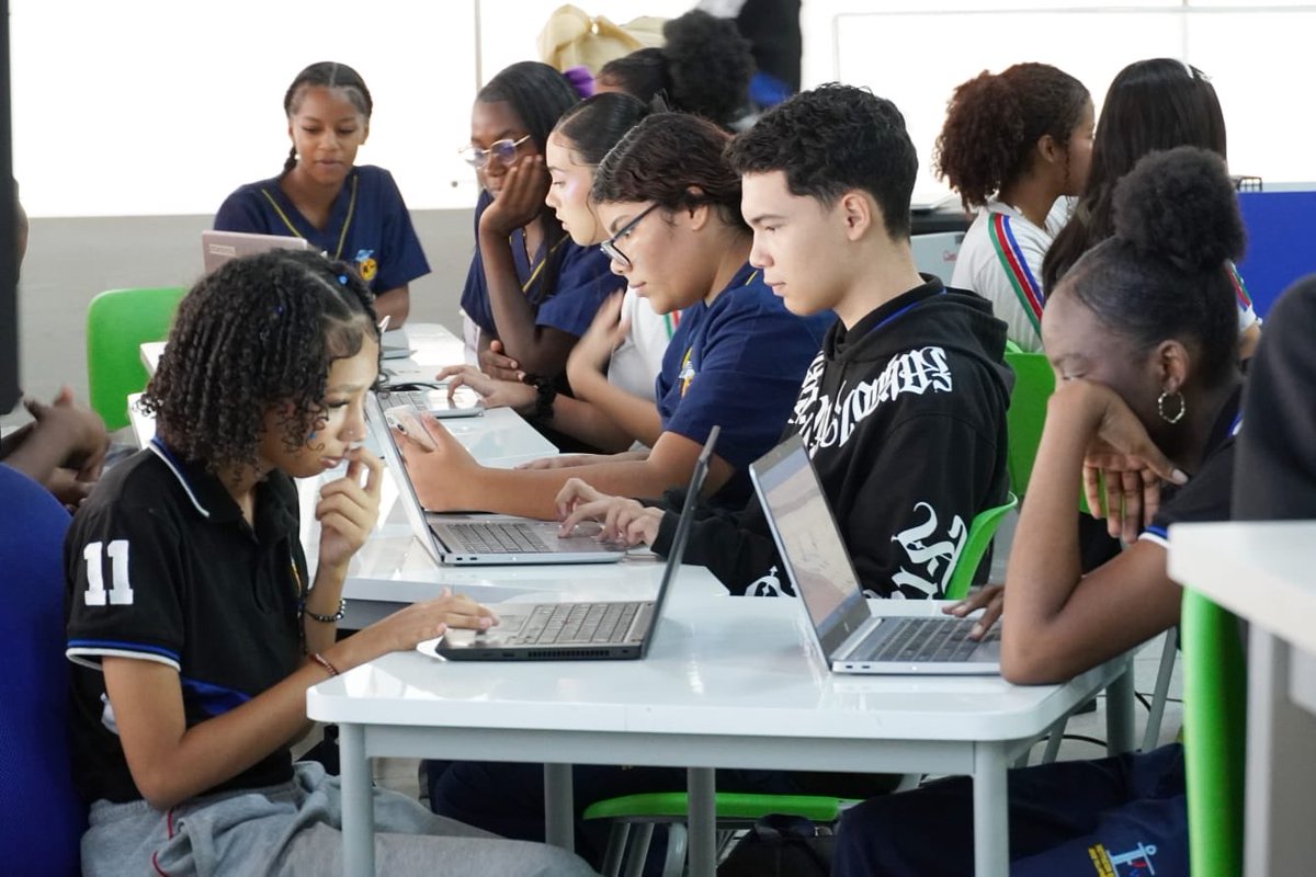 Educacion_Cali's tweet photo. De la mano de la Secretaría de Educación de Cali, Bibliotec y @comfandi, nuestros jóvenes están descubriendo que detrás de una pantalla también hay oportunidades para crear, innovar y construir su futuro.
Porque cuando despertamos la curiosidad, también despertamos talentos. https://t.co/jo0TLb6fhc
