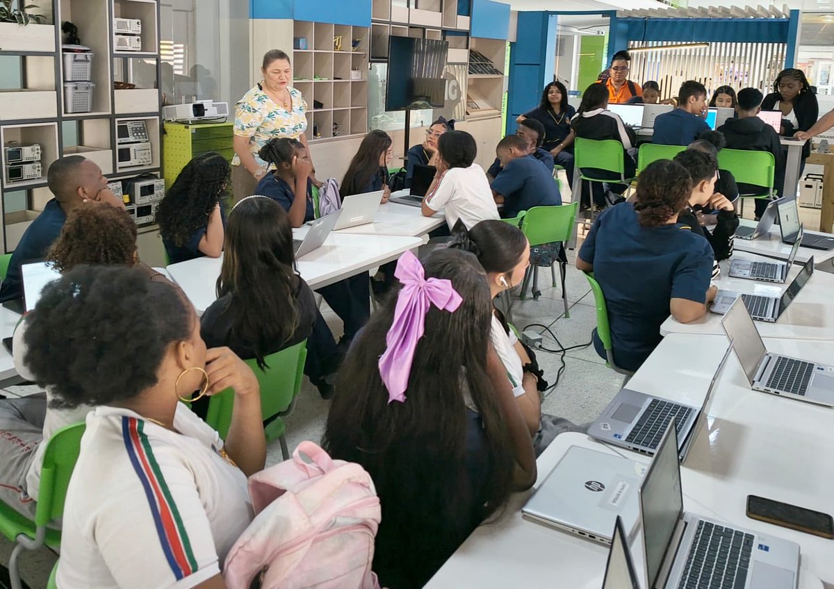 Educacion_Cali's tweet photo. De la mano de la Secretaría de Educación de Cali, Bibliotec y @comfandi, nuestros jóvenes están descubriendo que detrás de una pantalla también hay oportunidades para crear, innovar y construir su futuro.
Porque cuando despertamos la curiosidad, también despertamos talentos. https://t.co/jo0TLb6fhc