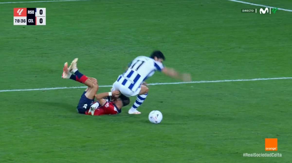 ArchivoVAR's tweet photo. 🖥️💥 Desconexión total del VAR en el Real Sociedad - Celta de Vigo.

👉🏻 Guedes roba el balón a Núñez que, desde el suelo, agarra al portugués, zancadilleándole dentro del área.

❌ 𝗘𝗦 𝗣𝗘𝗡𝗔𝗟𝗧𝗜.

▪️ Acción clara de causa y consecuencia que impide a Guedes avanzar. https://t.co/EV31M3nyCa