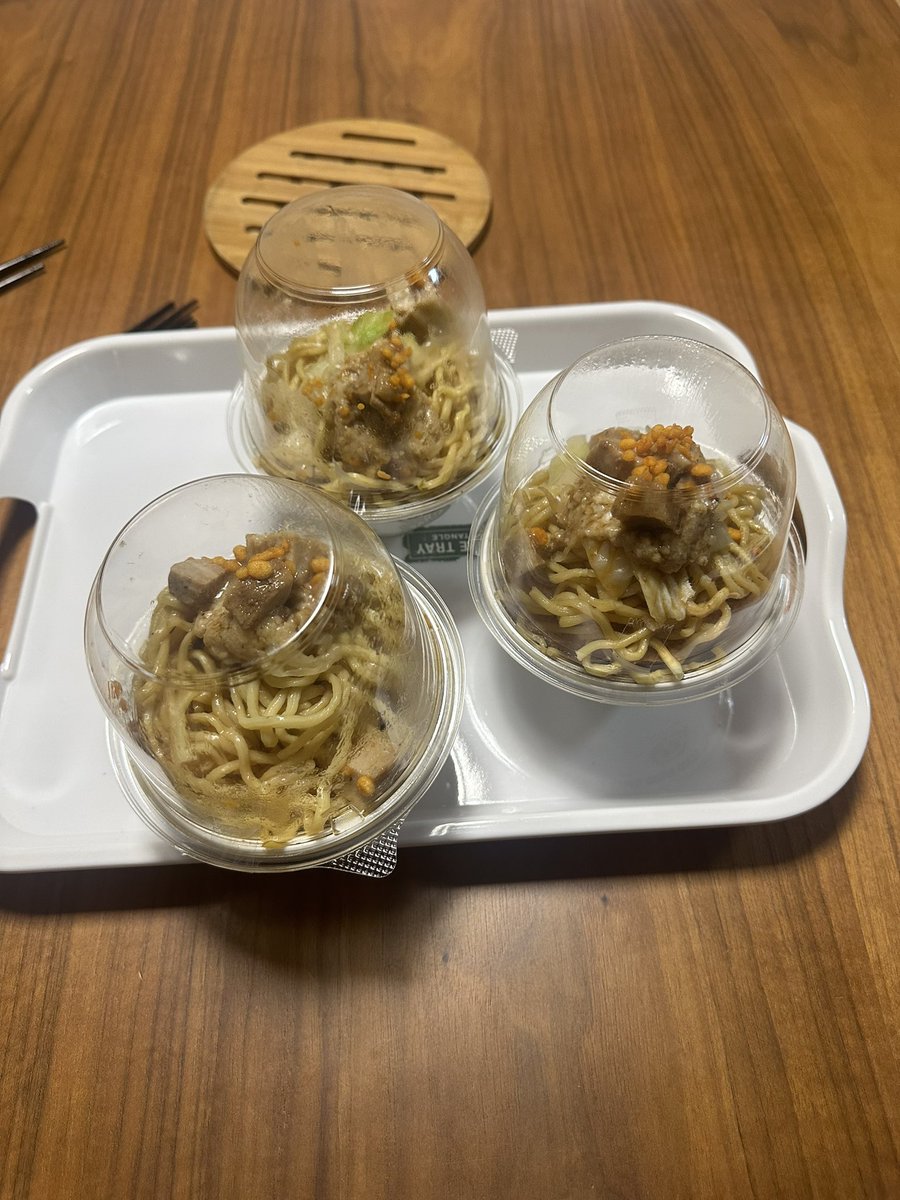 skymanskyman's tweet photo. ド平日に予約しないと入れない、ちいかわベーカリーに行った
とにかく「郎ラーメンパン」が猛烈な体験だった。温めると背脂が溶けて下段のパンに染み込み、濃い味の炭水化物が炭水化物のオカズになる極上の味わい。
楽しすぎる。健康への冒涜であり、焼きそばパンの最終進化形、旨すぎ https://t.co/k0pjlUuR2t