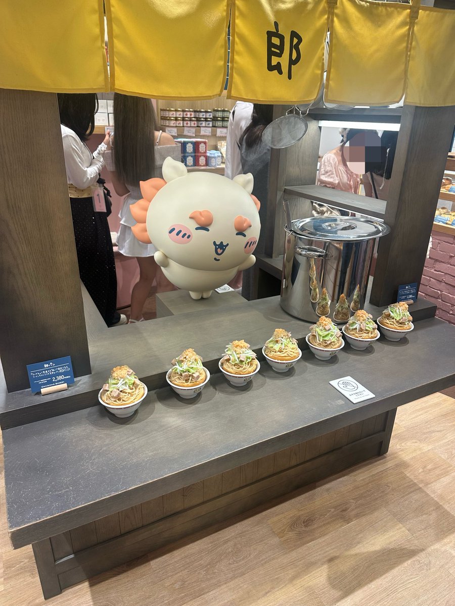 skymanskyman's tweet photo. ド平日に予約しないと入れない、ちいかわベーカリーに行った
とにかく「郎ラーメンパン」が猛烈な体験だった。温めると背脂が溶けて下段のパンに染み込み、濃い味の炭水化物が炭水化物のオカズになる極上の味わい。
楽しすぎる。健康への冒涜であり、焼きそばパンの最終進化形、旨すぎ https://t.co/k0pjlUuR2t