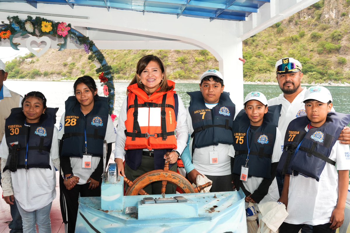 KarinHerreraVP's tweet photo. ⛴️🌊 La Escuela Flotante Atitlán de @AMSCLAE navegó junto a estudiantes de Santa Lucía Utatlán, promoviendo el cuidado de uno de los tesoros naturales más valiosos de Guatemala.

Espero que pronto la Escuela Oficial Rural Mixta El Novillero cuente con su propio Club de Ciencias para seguir experimentando y aprendiendo.
