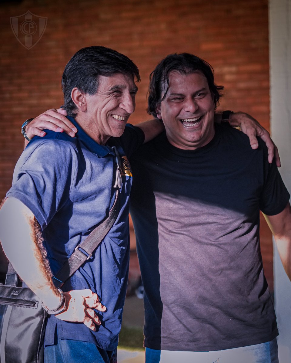 CCP1912oficial's tweet photo. ¡Walter Fretes visitó al plantel del Ciclón previo al juego de esta tarde! 🔵🔴 https://t.co/5Z1Oa3fd3a