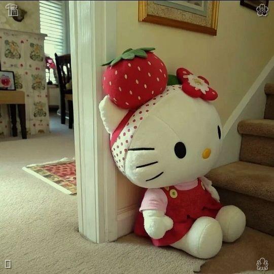 mahdaanwar's tweet photo. A delicate strawberry-pink hue captures the gentle charm of balmy summer days. The blend of tangy and sweet berry flavors flows as softly as a summer breeze, easing away every little annoyance brought on by scorching routines. 👻Playing chess with my brother https://t.co/W10N5dMC7W