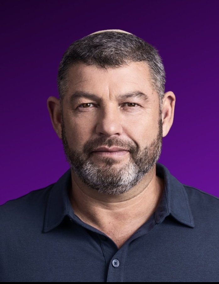 PerachZvi's tweet photo. יצא די טמבל. תמיד הערכתי וחיבבתי אותו. אבל הוא בלתי אפשרי!
כל סרטון שמראים לו, שהוא אמר משהו, הו מסביר שבעצם התכוון הפוך!
זה פשוט לא יאומן. או שהוא שקרן מעולה או שיש לו זהות כפולה, או שהוא פשוט טמבל, שהכל מעורבב אצלו בראש.
"העם רוצה אותך"? אז איך אתה מגרד את אחוז החסימה??? "העם"? https://t.co/uZ4YmxaT76