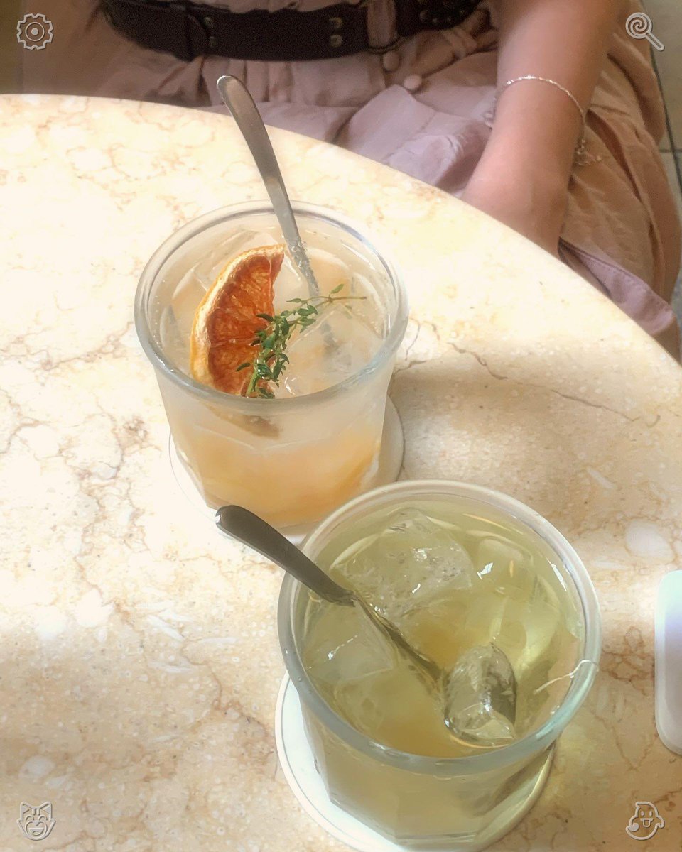 arioananta's tweet photo. Lola rested against the device, observing Mia as she played, and captured an unposed photo of her focused expression. She chuckled when Mia failed to hit a point, then raised the picture to playfully mock her. 🍞 Zucchini paired with tomatoes, a girls' story. https://t.co/ELHQVwQdpz