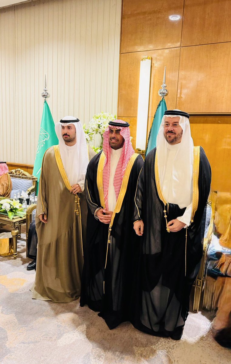 abdullahboujdih's tweet photo. تشرفت اليوم بحضور زواج أخونا عبدالله، نجل اللواء عبدالعزيز الفغم المطيري رحمه الله، برفقة أخي الكبير صاحب السمو الملكي الأمير مشعل بن محمد بن سعود بن عبدالعزيز آل سعود، وأنا في ضيافة سموه الكريمة بقصره.

وما وجدته خلال ضيافتي عند سموه تجاوز معنى الضيافة إلى شيء أكبر وأعمق؛ فقد غمرني بكرمه، ونبل أخلاقه، وطيب معشره، وصادق محبته وتقديره، وأكرمني بقربه وحديثه ومجالسه التي وجدت فيها من العلم والحكمة والتجربة ما لا يُختصر في كلمات.

كلما جلست مع سموه ازددت إعجابًا بما يحمله من رجاحة عقل، وسعة علم، وعمق تجربة، ومعرفة بالتاريخ، وبعد نظر، وأدب رفيع، وحسن استماع، ودقة في الطرح. وفي شخصيته مزيج نادر من هيبة المقام وتواضع الكبار؛ رجل تسبق مكانته حضوره، ثم إذا جالسته وجدت أن أخلاقه وعلمه وحكمته تزيد تلك المكانة رفعةً في النفس.

ولسموه حديث تستفيد منه، ورأي تتأمل فيه، وتجربة تختصر عليك الكثير، وذاكرة تحمل من التاريخ والمواقف ما يجعل للمجلس معه قيمة لا تُنسى. وبعض الرجال تعرف قدرهم من بعيد، لكنك حين تقترب منهم وتعرف معدنهم تكتشف أن قدرهم أكبر مما كنت تتصور، وسمو الأمير مشعل من هؤلاء الرجال.

وأسعدني وشرّفني كثيرًا ما وجدته من سموه من محبة وتقدير، وما سمعته منه من إشادة بشعري وفني وطرحي، وهي عندي شهادة أعتز بها وأضعها في مكان عزيز من نفسي؛ لأن الإشادة حين تأتي من رجل بمقامه وعلمه وتجربته وذائقته، يكون لها وزن مختلف ومعنى كبير.

وقد قلت في سموه:

دعاني العز وأنا العز ألبّي له
مقامه أثقل من الأرض وحواليها

مشعل والأمجاد تحكي لك تفاصيله
لأن التفاصيل والله ما أقدر أحصيها

شاعر، ولا كل من شفته أغنّي له
قيفاني تعرف من الجزلة وراعيها
#عبدالله_بوجديح 

ولو أكتب في سموه بحرًا من القصيد ما أوفيه حقه ولا مكانته، ولا يبلغ الشعر قدره في نفسي؛ فبعض الرجال مهما امتدت فيهم القصائد تبقى المعاني أقل من مقامهم، ويظل ما في الصدر أكبر مما تستطيع الأبيات أن تقوله.

حفظ الله صاحب السمو الملكي الأمير مشعل بن محمد بن سعود بن عبدالعزيز آل سعود، وأطال في عمره بالصحة والعافية، وزاده عزًا ورفعةً ومكانة، وأدام بيننا المحبة والتقدير
@MISHALALSAUD19