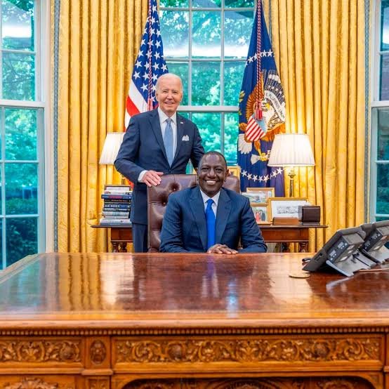 Dilso_123's tweet photo. @zabigfrench1 @Bri4Change2026 @ChrisMurphyCT @karmadawgs In 2021 Biden &amp; Soros helped this Kenyan puppet to steal the election. His name is Ruto. Biden &amp; Soros Jr below gave Ruto the biggest state visit party ever given to an African president in U.S history. Today,Ruto has become the worst dictator in Africa! To please Biden, Ruto... https://t.co/E72ucu0Xan